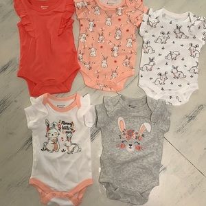 5 short sleeve NB girl onesies. 100% cotton. New
